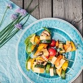 Alternatywa dla wegetarian – pomysł na warzywne szaszłyki z serem żółtym